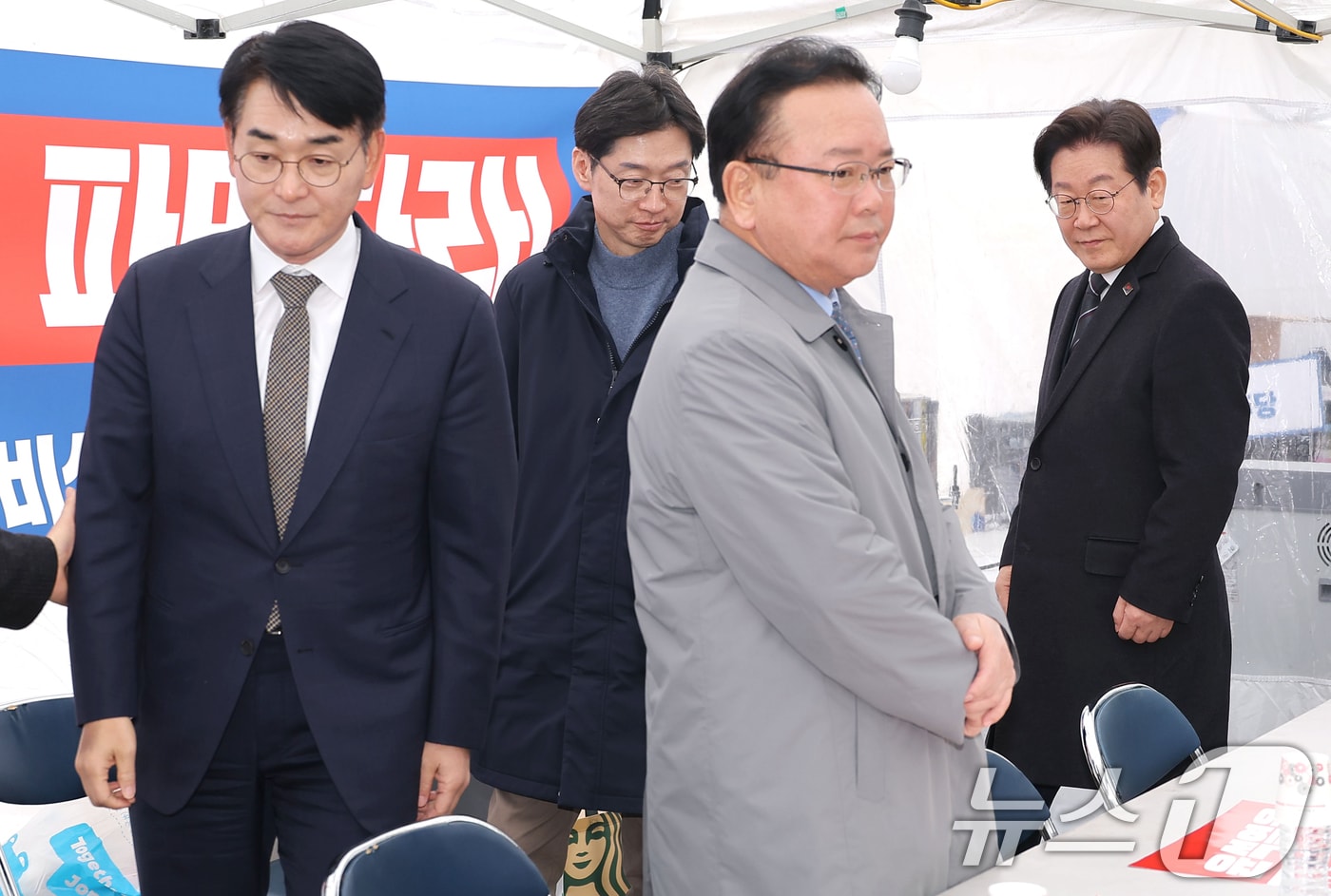 이재명 더불어민주당 대표, 김경수 전 경남지사, 박용진 전 의원, 김부겸 전 국무총리가 12일 서울 광화문 앞 민주당 천막농성장에서 열린 국난극복을 위한 시국간담회에 참석하고 있다. &#40;공동취재&#41; 2025.3.12/뉴스1 ⓒ News1 김진환 기자