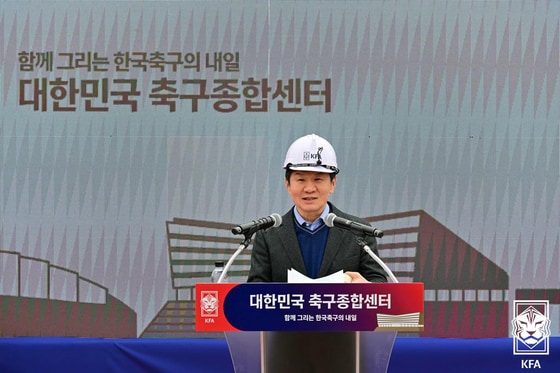 정몽규 대한축구협회 회장이 12일 충남 천안 축구종합센터 건설현황 미디어 브리핑 행사에서 기자들에게 천안 대한민국축구종합센터 건설 현황을 설명하고 있다. (대한축구협회 제공. 재판매 및 DB 금지) 2025.3.12/뉴스1