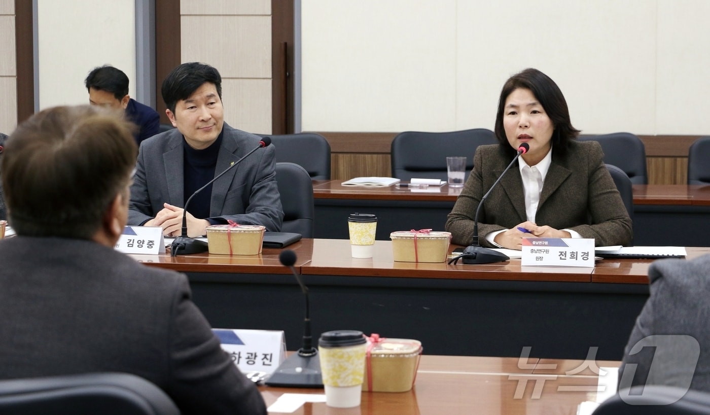 전희경 충남연구원장이 중소기업 지원 정책을 설명하고 있다.