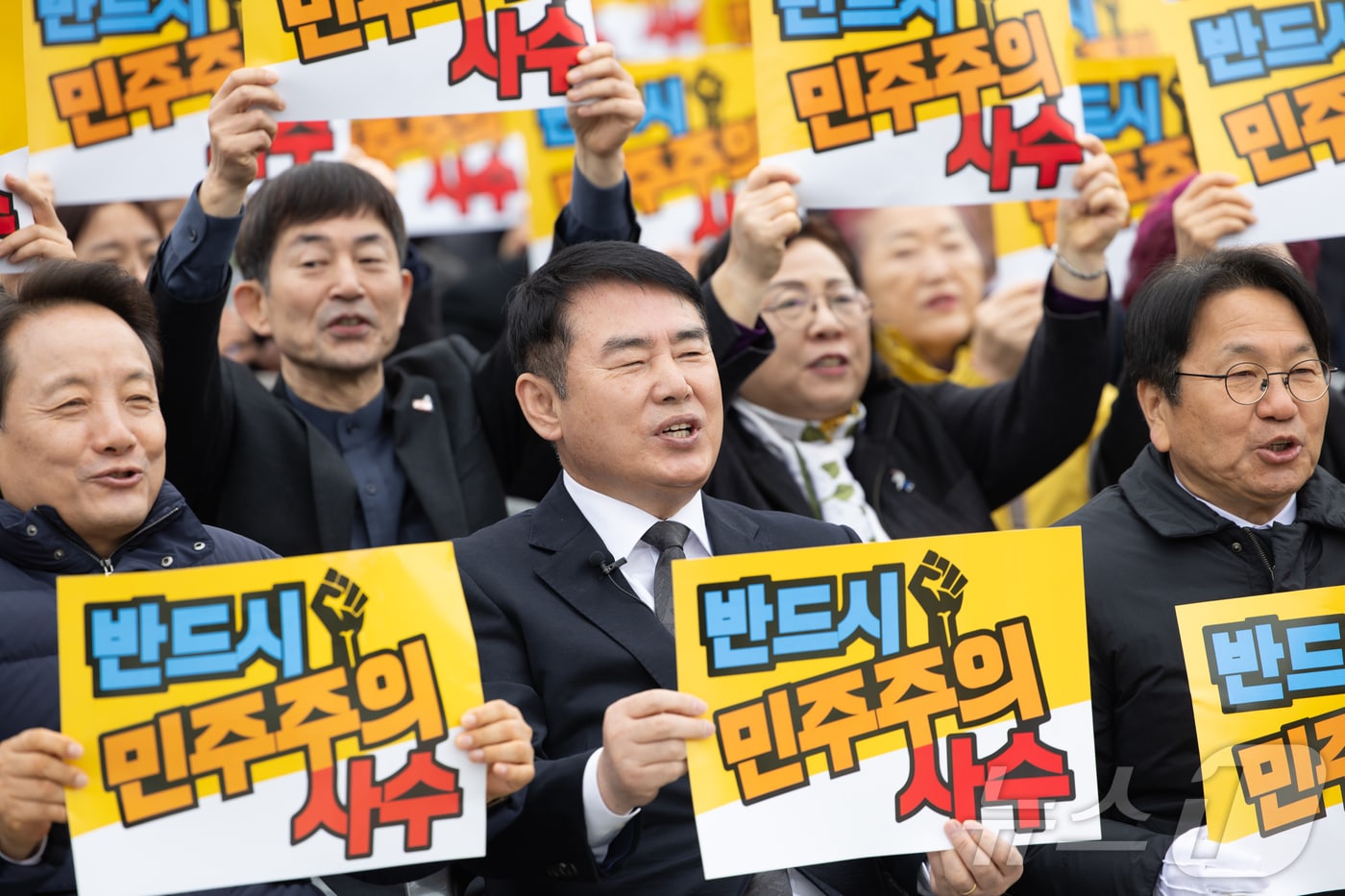 이정선 광주교육감이 12일 제45회 5·18민중항쟁기념행사위 출범식에 참석해 피켓을 들고 구호를 외치고 있다.(광주교육청 제공. 재배포 및 DB 금지)