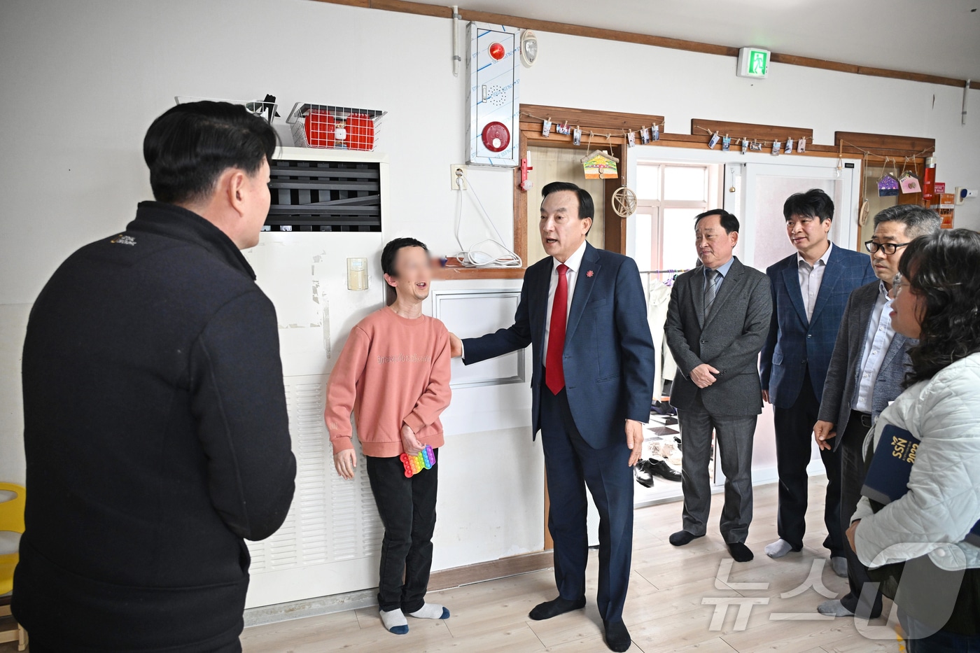 박천동 북구청장이 12일 최근 학대사건이 발생한 장애인거주시설을 방문해 시설 관계자들과 재발 방지대책을 논의하고, 시설을 살펴봤다.(울산 북구 제공.재판매 및 DB 금지)