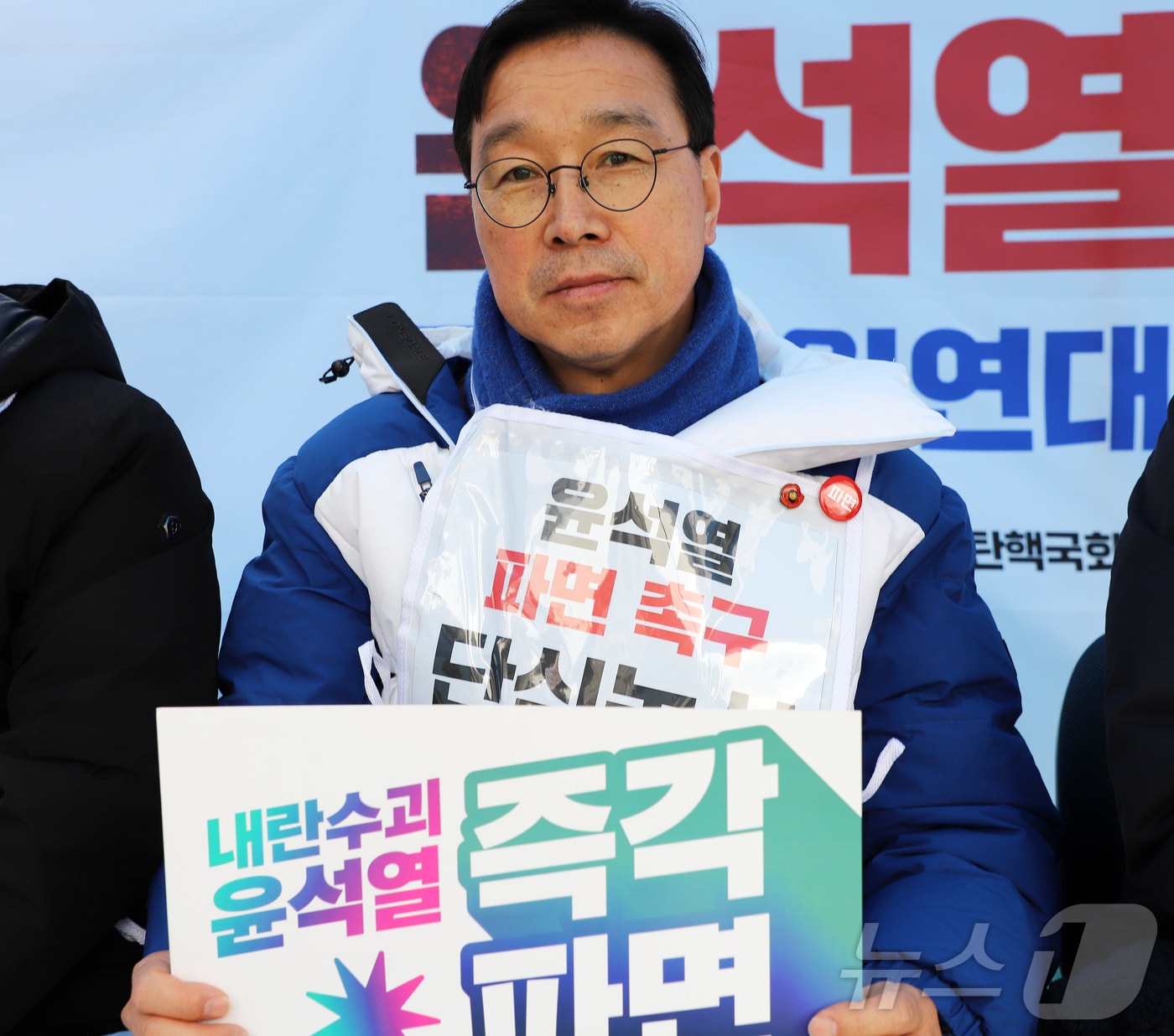 위성곤 의원(더불어민주당·제주 서귀포시)이 12일 서울 광화문 광장에서 윤석열 대통령 파면을 촉구하며 단식농성을 하고 있다.(위성곤 의원실 제공, 재판매 및 DB 금지)