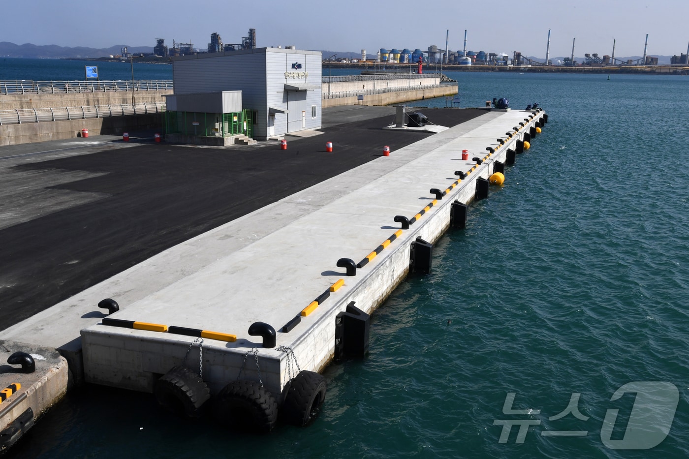 경북 포항시 여객선터미널 인근 항을 모항으로 사용하는 한국지질자원연구원의 물리탐사선 탐해 3호(6000톤급) 포항입항이 7월로 늦춰질 전망이다. 사진은 탐해 3호선 접안부두. 2025.3.13/뉴스1 최창호 기자