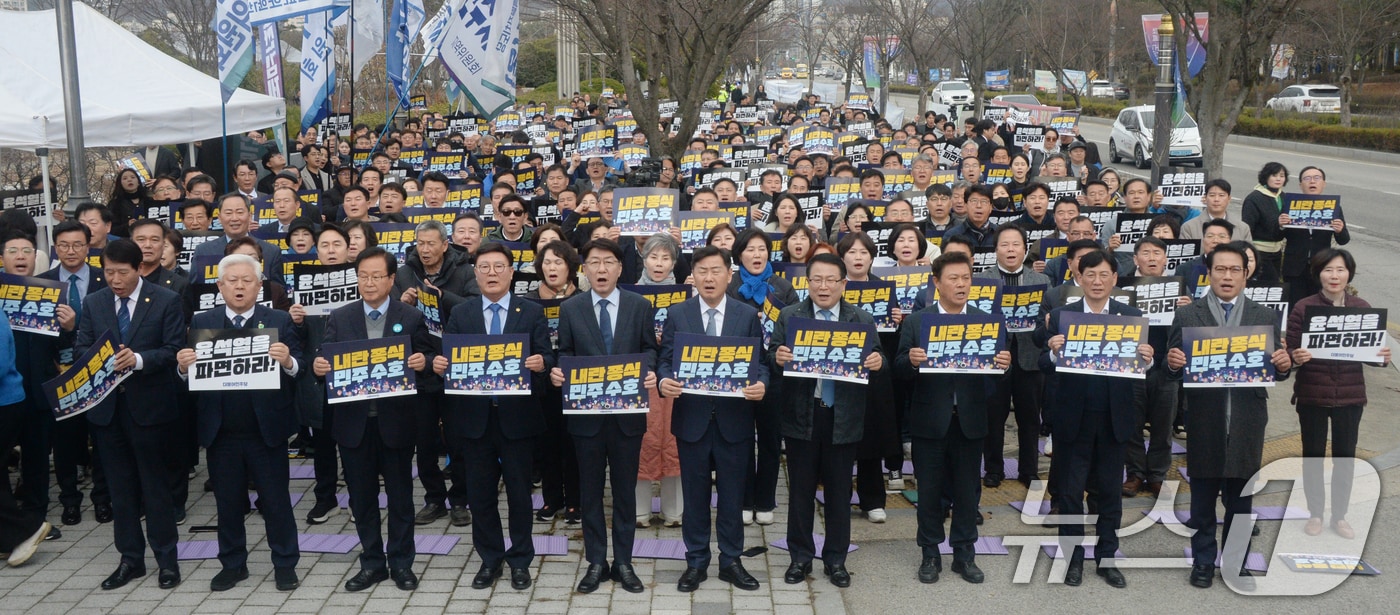 12일 전북자치도 전주시 전북특별자치도청 앞에서 열린 더불어민주당전북특별자치도당 윤석열 파면 촉구 총집결 당원결의대회 참석자들이 손피켓을 들고 구호를 외치고 있다. ⓒ News1 유경석 기자