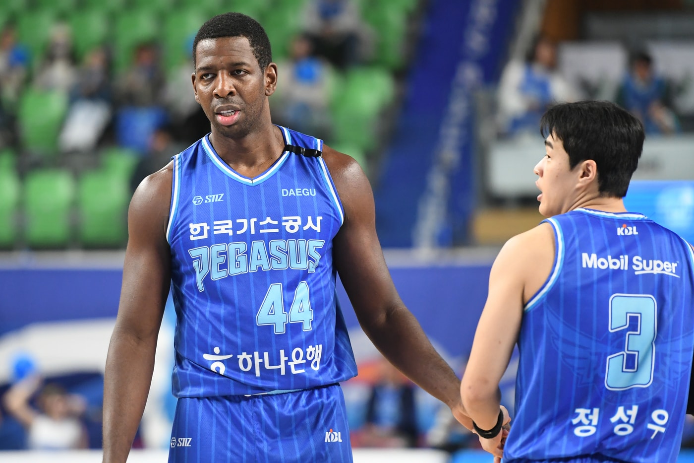 프로농구 대구 한국가스공사의 앤드류 니콜슨과 정성우. (KBL 제공)