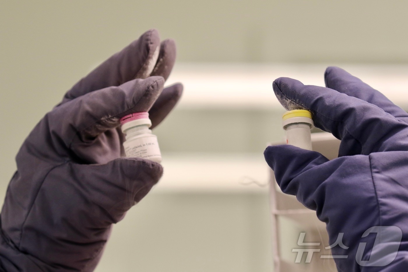 코오롱티슈진 무릎 골관절염 치료제 TG-C 1약(왼쪽)과 2약.(워싱턴특파원단 사진제공) ⓒ News1 류정민 특파원