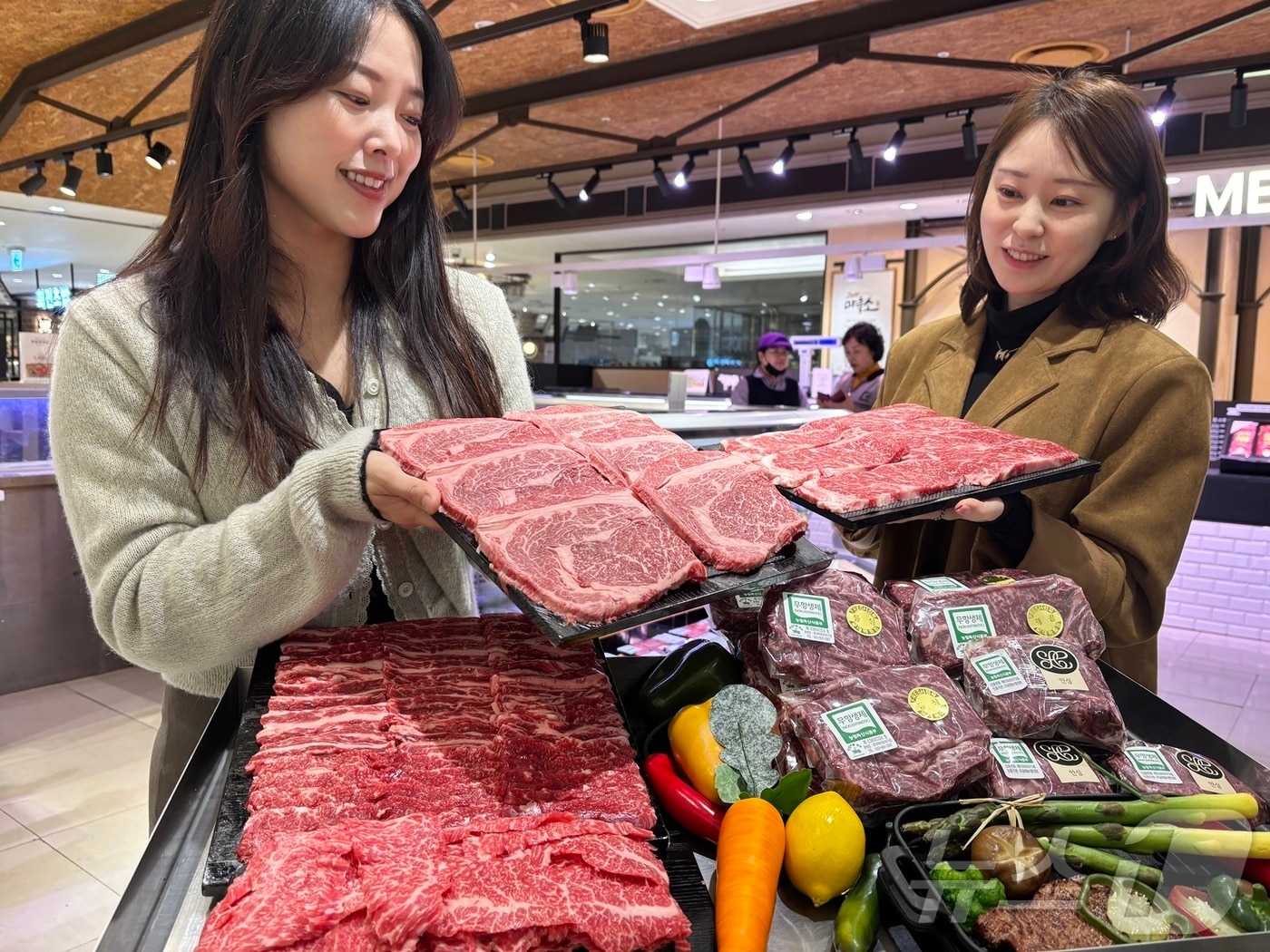 롯데백화점 대구점 직원이 '한우 대축제' 행사를 앞두고 한우 부위를 소개하고 있다.(롯데백화점 제공. 재판매 및 DB 금지)