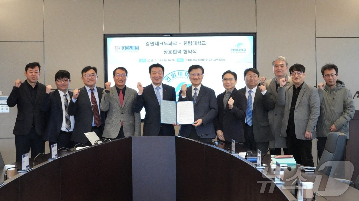 한림대학교와 강원테크노파크는 최근 대학본부 2층 교무회의실에서 지역혁신과 산업발전을 위한 업무협약을 체결한뒤 기념촬영을 진행했다.(한림대 제공, 재판매 및 DB금지)