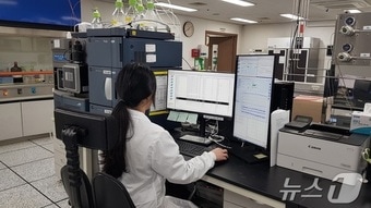 대전보건환경연구원의 농산물 안전성 검사 모습.(대전시 제공.재판매 및 DB금지) /뉴스1