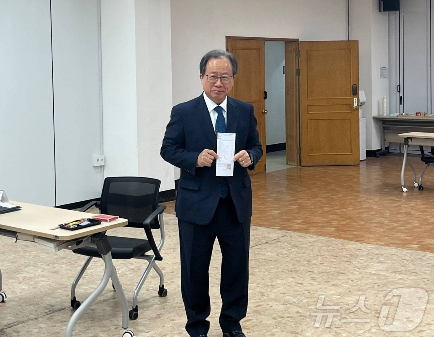 김석준 전 부산시교육감이 13일 부산시선관위에서 후보 등록을 마친 뒤 기념사진을 찍고 있다.ⓒ News1 장광일 기자