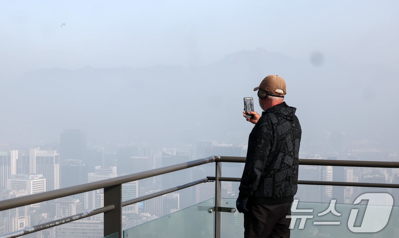 중국발 황사와 미세먼지가 한반도를 덮친 13일 오전 서울 용산구 남산에서 바라본 서울 도심이 뿌옇다. 기상청과 국립환경과학원에 따르면 이날 전국의 미세먼지 농도는 내내 ‘나쁨’ 수준을 유지하겠다. 특히 수도권과 충청권은 오전에 미세먼지가 ‘매우 나쁨’ 수준을 보이겠고, 초미세먼지도 ‘나쁨’ 단계까지 오르겠다. 2025.3.13/뉴스1 ⓒ News1 김진환 기자