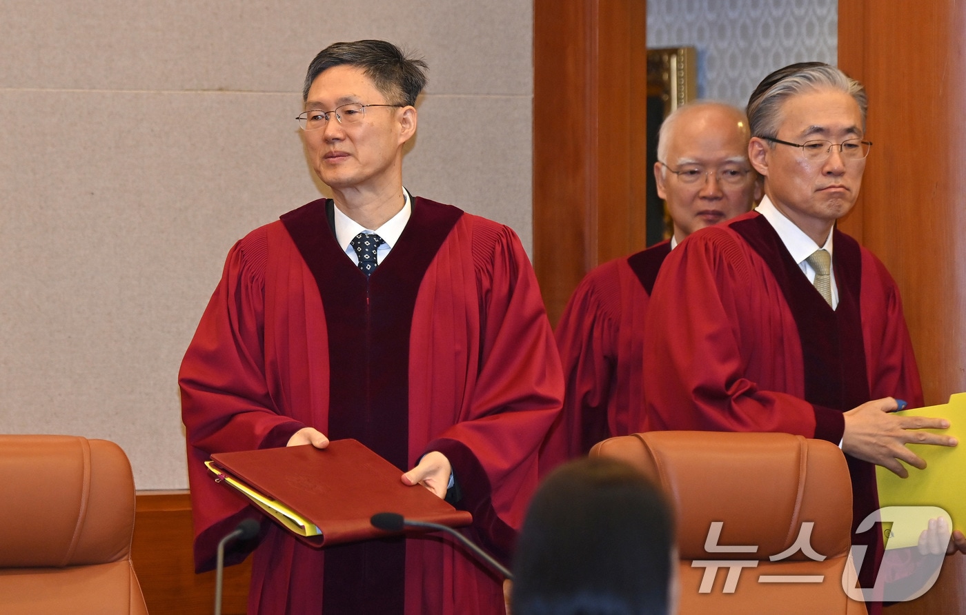 최재해 감사원장 및 이창수 중앙지검장 등 검사 3인에 대한 탄핵심판이 열린 13일 오전 서울 종로구 헌법재판소에서 문형배 헌법재판소장 권한대행을 비롯한 재판관들이 심판정으로 들어서고 있다. (공동취재) 2025.3.13/뉴스1 ⓒ News1 김도우 기자