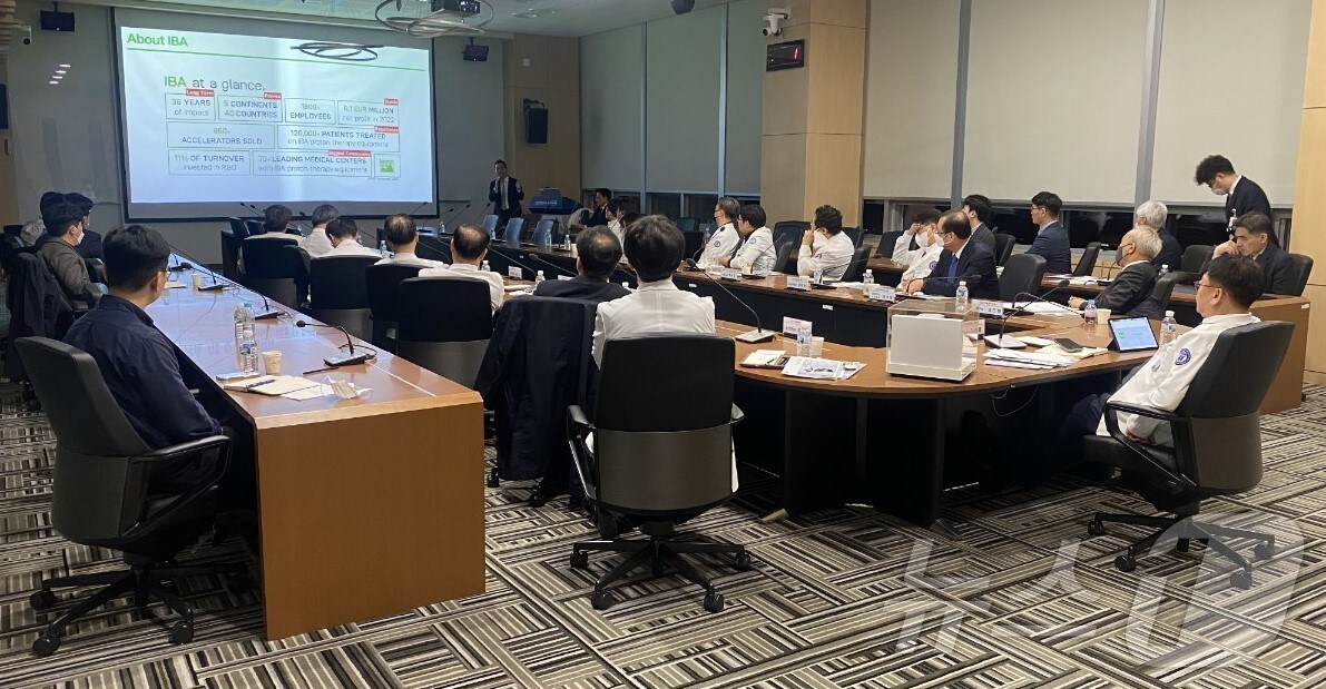 계명대학교 동산병원이 최근 최첨단 암 치료 기술인 양성자 치료기 도입과 관련된 사업 설명회를 열고 있다. (계명대 동산병원 제공)/뉴스1