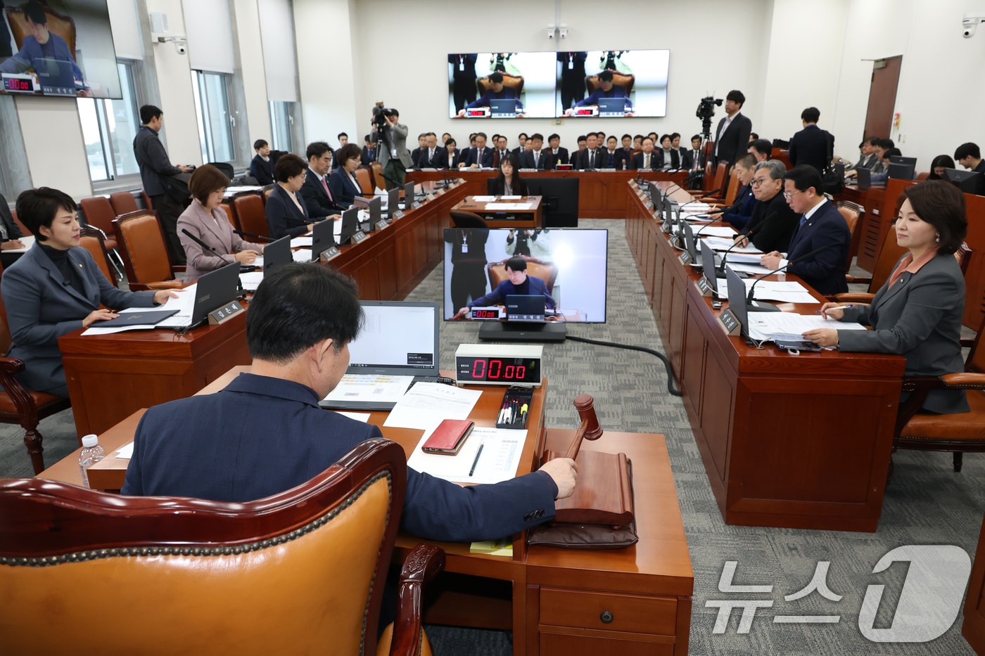 13일 오전 서울 여의도 국회에서 열린 12.29여객기 참사 진상규명과 피해자 및 유가족의 피해구제를 위한 특별위원회 전체회의에서 권영진 의원장이 안건을 상정하고 있다. 2025.3.13/뉴스1 ⓒ News1 이광호 기자