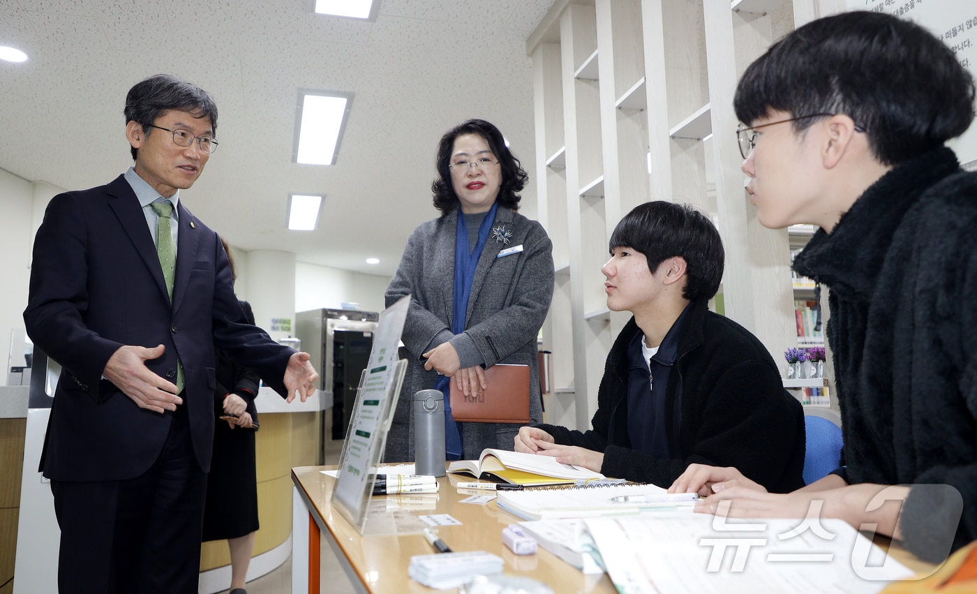 천창수 울산교육감이 13일 오전 장검중학교에서 15분 하루 독서 현장을 점검하고 있다. (울산시교육청 제공. 재판매 및 DB 금지) /뉴스1