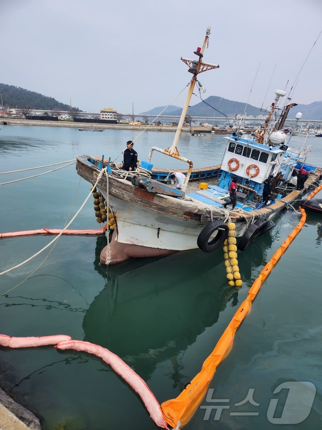해상방제작업(중부지방해양경찰청 제공.재판매 및 DB금지)