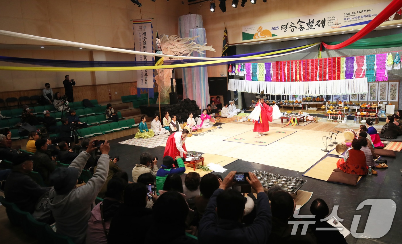 13일 오전 제주시 제주칠머리당영등굿 전수관에서 제주 칠머리당 영등굿 보존회 주관으로 영등 송별대제가 봉행되고 있다. 풍요로운 한해를 비는 송별제는 음력 2월 초하루 제주도에 들어온 영등신을 떠나보내는 제의로, 칠머리당 영등굿은 2009년 유네스코 세계무형유산 대표목록으로 등재됐다. 2025.3.13/뉴스1 ⓒ News1 오현지 기자