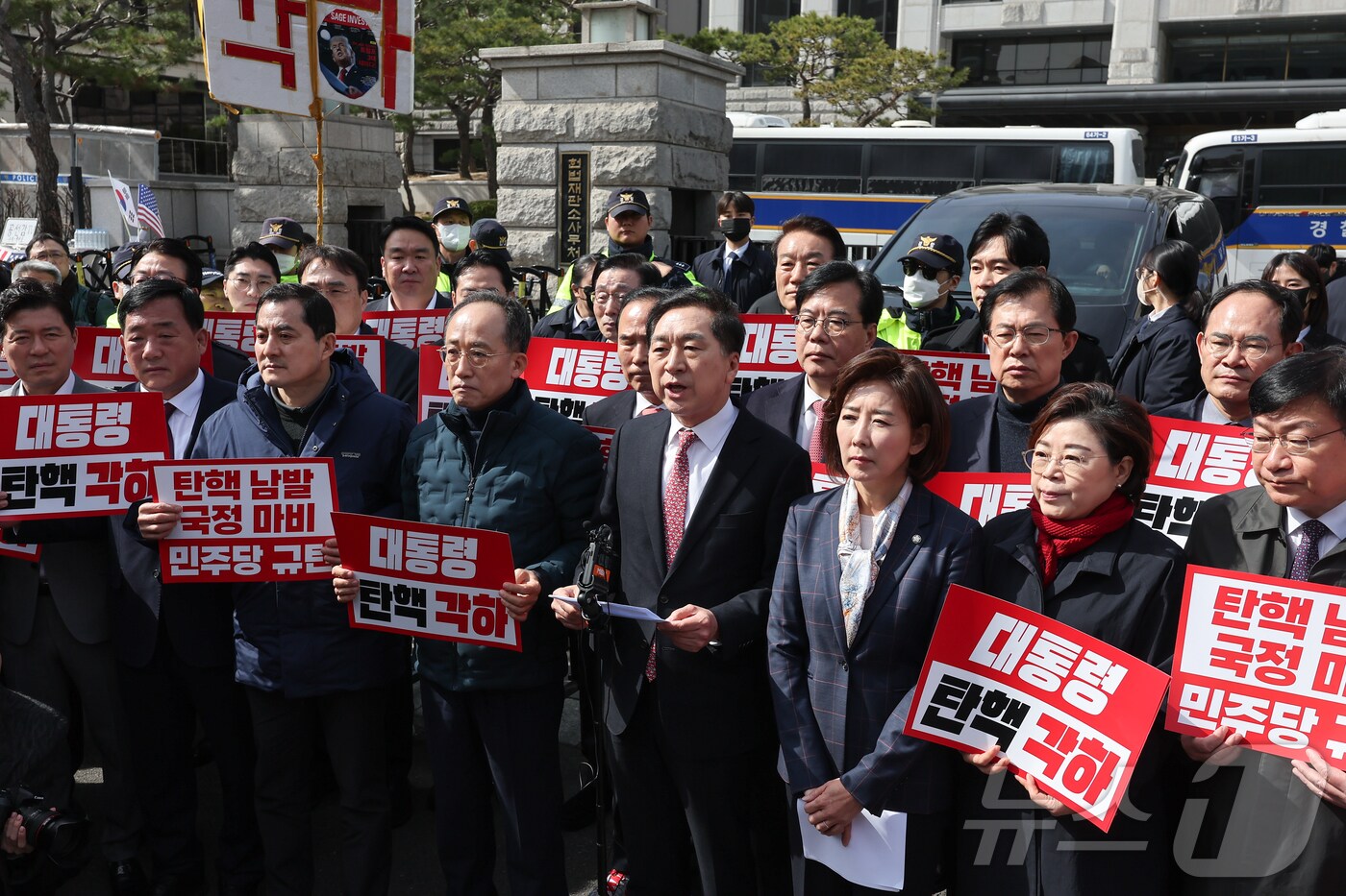 김기현, 추경호, 나경원 의원을 비롯한 국민의힘 의원들이 13일 서울 종로구 헌법재판소 앞에서 최재해 감사원장과 검사 3명에 대한 탄핵소추안을 기각에 대한 입장을 밝히고 있다. 2025.3.13/뉴스1 ⓒ News1 김도우 기자