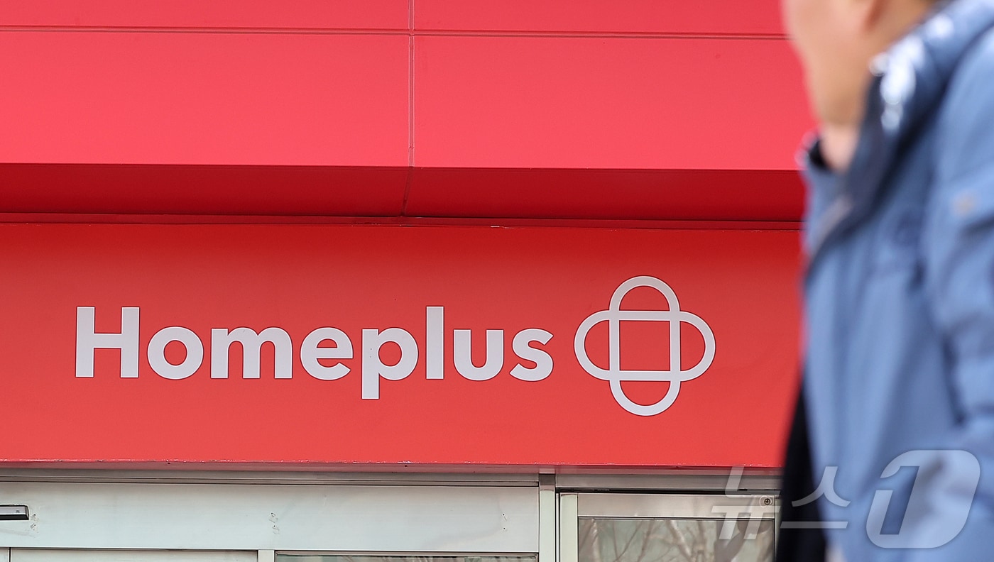 이날 서울 시내 한 홈플러스 매장 입구에 설치되어 있는 할인행사 안내문. 2025.3.13/뉴스1 ⓒ News1 김진환 기자