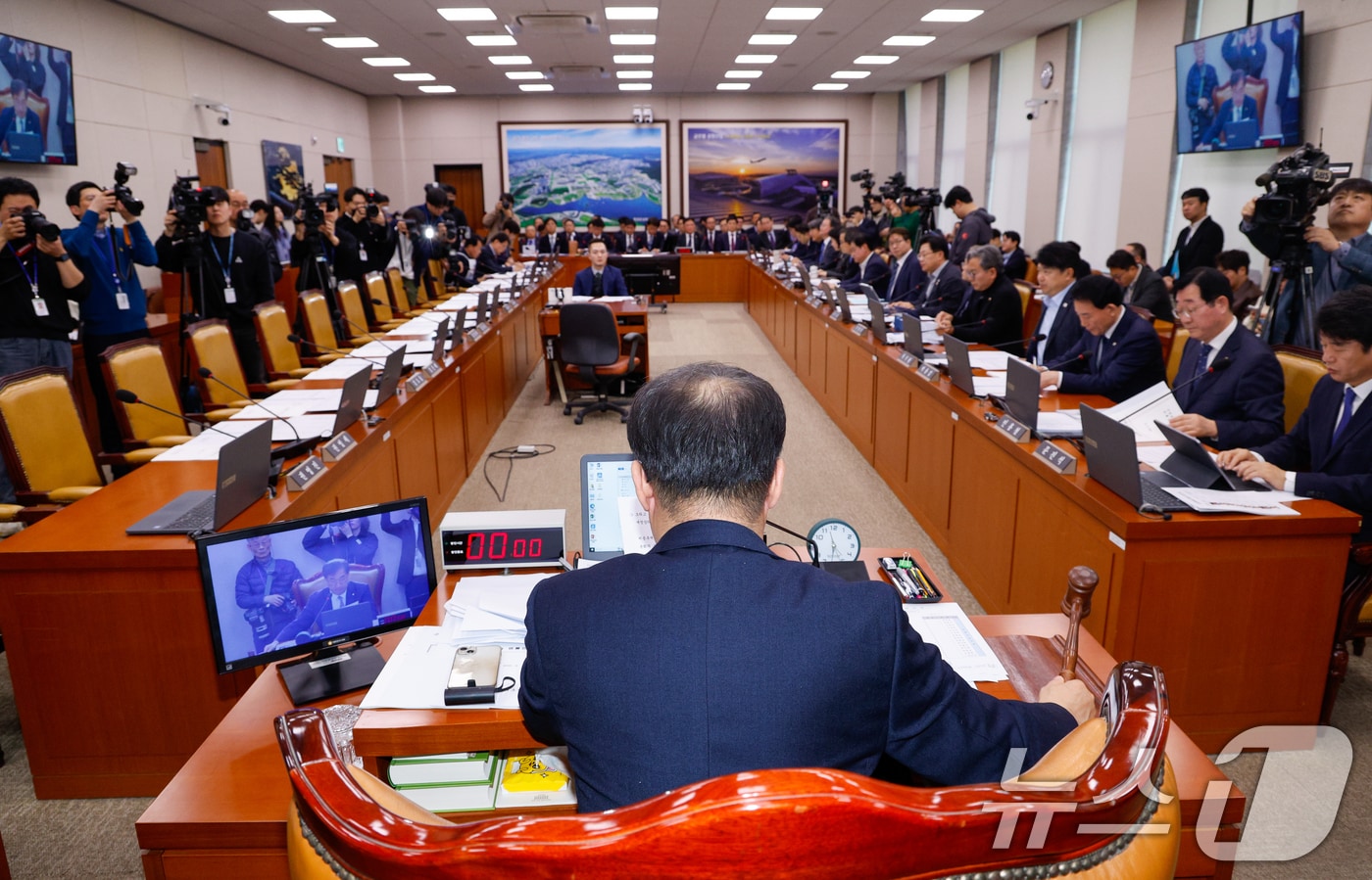 지난 3월13일 서울 여의도 국회에서 열린 제423회 국회(임시회) 국토교통위원회 제1차 전체회의에서 여당 퇴장 속에 맹성규 위원장이 대도시권 광역교통 관리에 관한 특별법 일부개정법률안 통과를 알리고 있다. 2025.3.13/뉴스1 ⓒ News1 안은나 기자