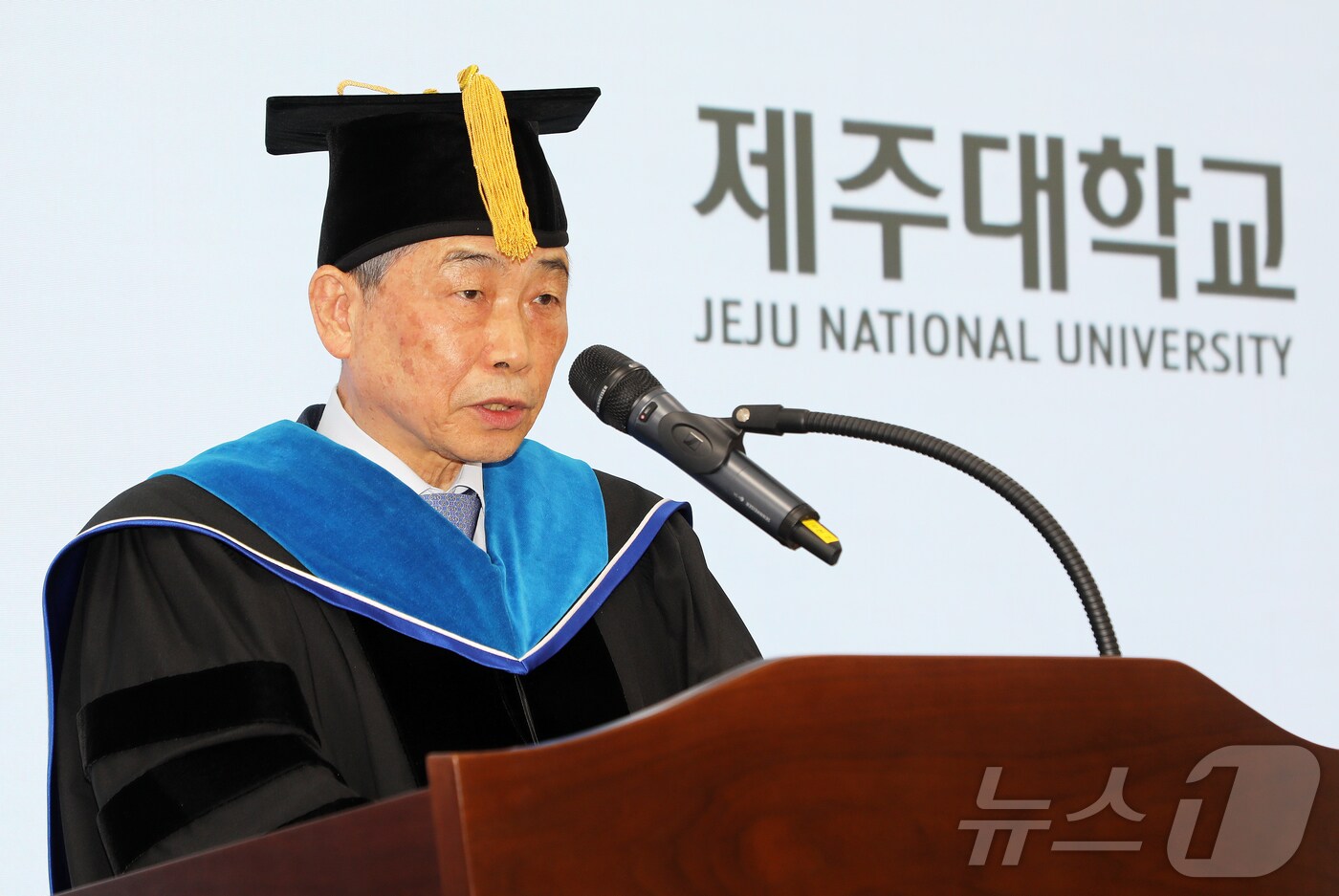 김수종 전 뉴스1 고문이 13일 오전 제주대학교 약학대학 녹담홀에서 김일환 제주대 총장으로부터 명예 언론학 박사 학위기를 받은 뒤 소감을 밝히고 있다. 2025.3.13/뉴스1 ⓒ News1 오미란 기자