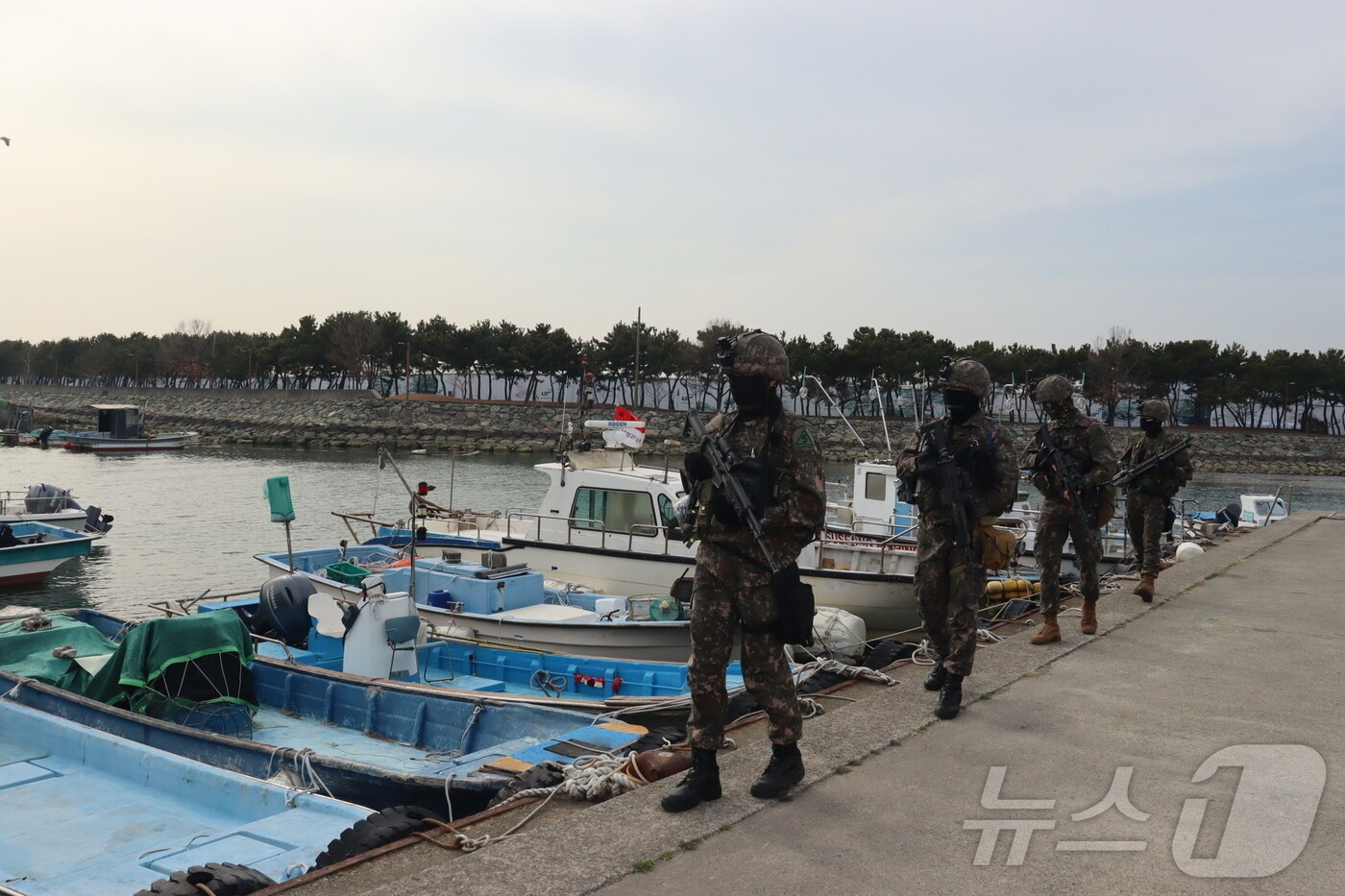 육군 53사단 부산여단 장병들이 합동차단 훈련을 진행하며 해안선을 따라 수색정책을 하고 있다.(육군 53사단 제공. 재판매 및 DB 금지)