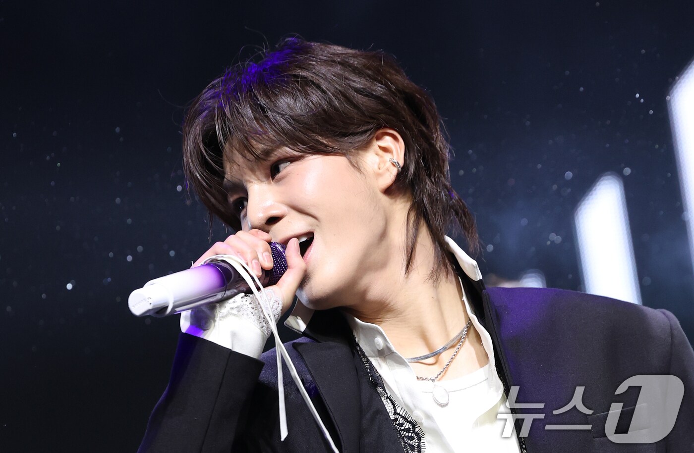 가수 정동원이 13일 오후 서울 이촌동 노들섬 라이브하우스에서 가진 두 번째 정규 앨범 '키다리의 선물' 쇼케이스에서 타이틀 곡 '흥'을 선보이고 있다. 2025.3.13/뉴스1 ⓒ News1 권현진 기자
