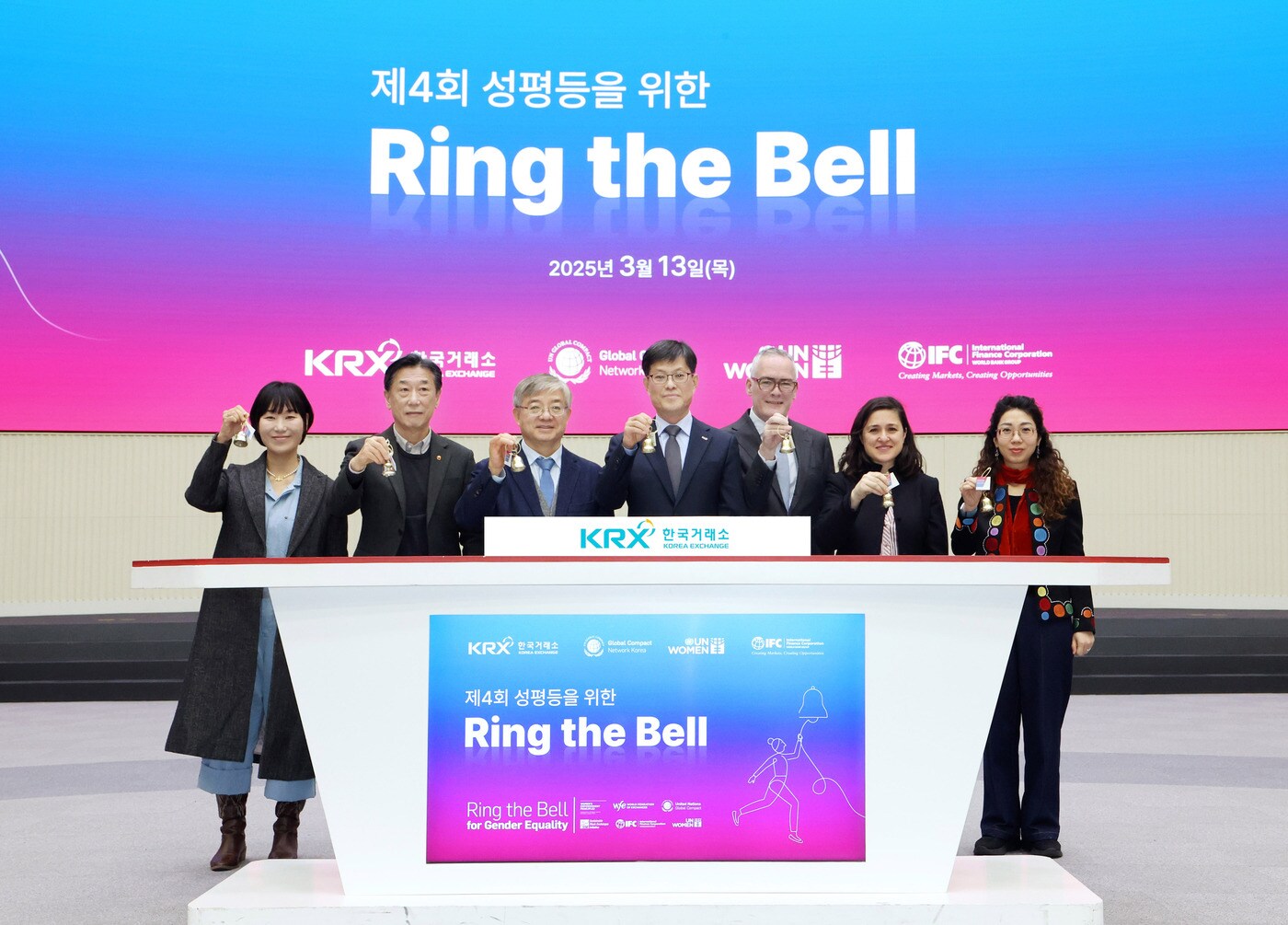 '2025년 성평등을 위한 Ring the Bell' 행사에 참석한 참석자 전원이 벨을 울리며 기념 촬영을 하고 있다.(한국거래소 제공)