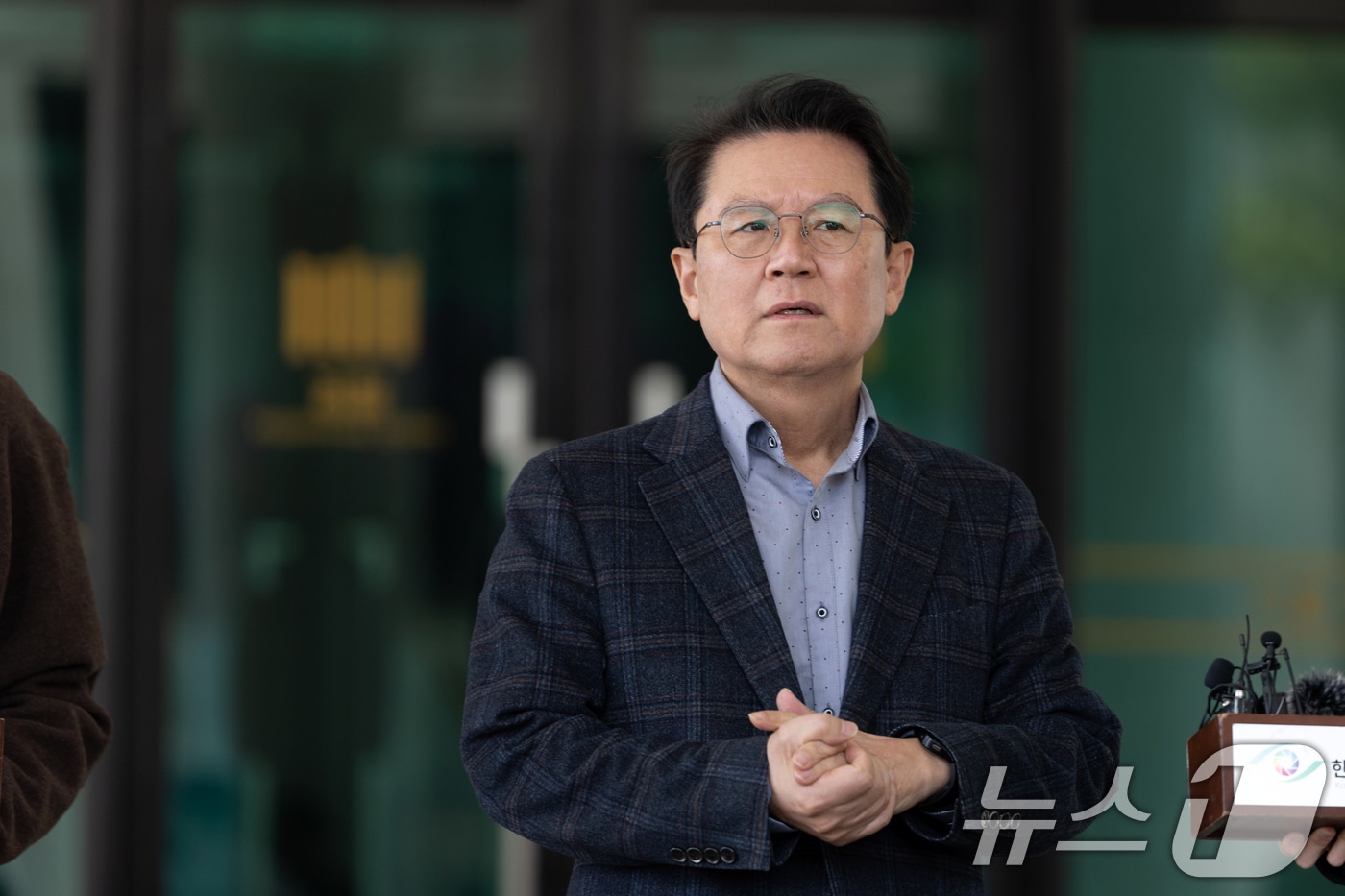 윤석열 대통령 변호인단 윤갑근 변호사가 13일 오후 서울 서초구 서울고등법원 앞에서 기자회견을 열고 검사 탄핵심판 선고 결과 관련 입장을 밝히고 있다. 2025.3.13/뉴스1 ⓒ News1 이승배 기자