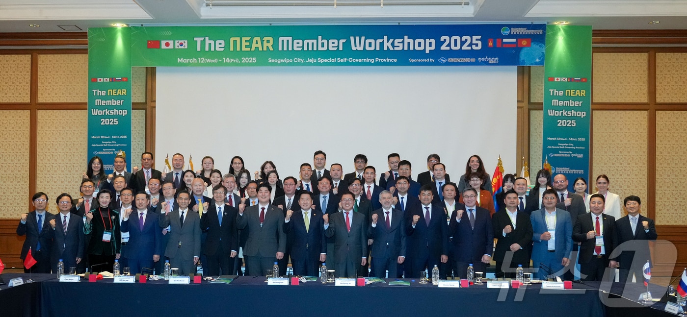 13일 서귀포시 롯데호텔 제주 크리스탈볼룸홀에서 열린 2025 동북아시아지방정부연합(NEAR) 워크숍 참가자들이 기념촬영을 하고 있다(제주도 제공.재판매 및 DB 금지)/뉴스1  
