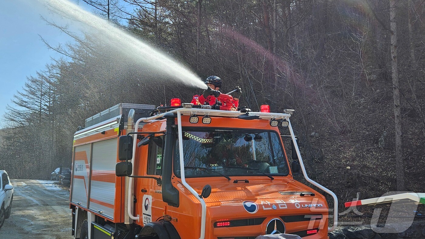 동부지방산림청이 13일 강원 강릉시 산성우리 다목적 사방댐 일원에서 유관기관과 함께 봄철 대형산불에 대비하기 위한 합동 산불진화훈련을 실시하고 있다. .(동부지방산림청 제공) 2025.3.13/뉴스1 ⓒ News1 윤왕근 기자