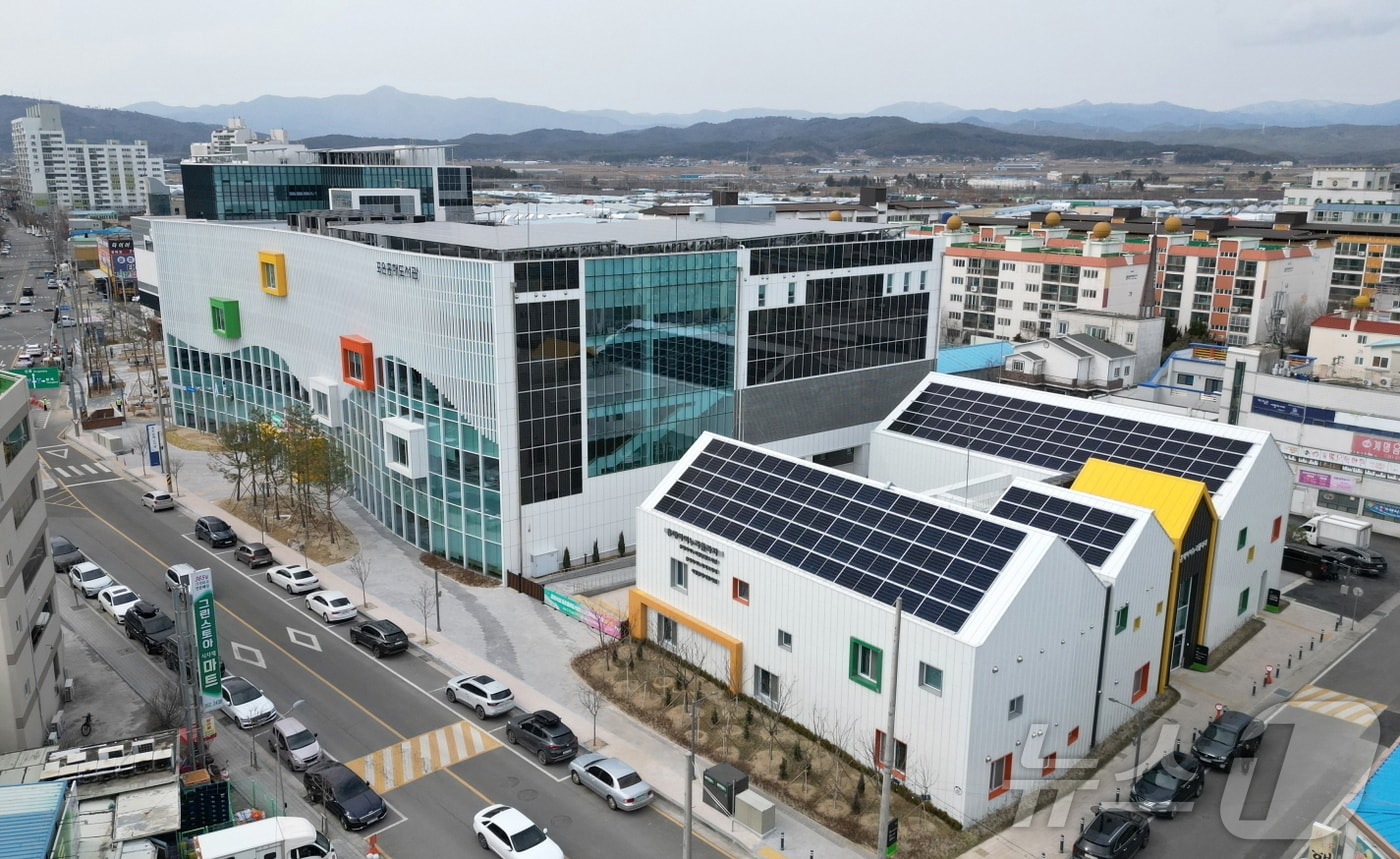 경북 포항시가 2017년 11월 발생한 규모 5.4 지진 피해 지역인 흥해읍 대성아파트 부지에 포은흥해도서관과 흥해아이누리플라자가 오는 18일부터 본격 운영을 시작한다. 왼쪽이 포은흥해도서관. (포항시제공, 재판매 및 DB 금지) 2025.3..13/뉴스1 