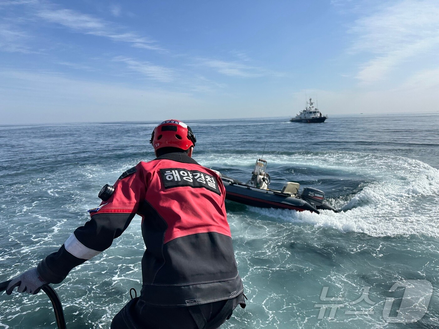 13일 오전 강원 양양군 수산항 인근 해상서 표류 중인 고무보트 예인하는 속초해경.(속초해경 제공, 재판매 및 DB 금지) 2025.3.13/뉴스1