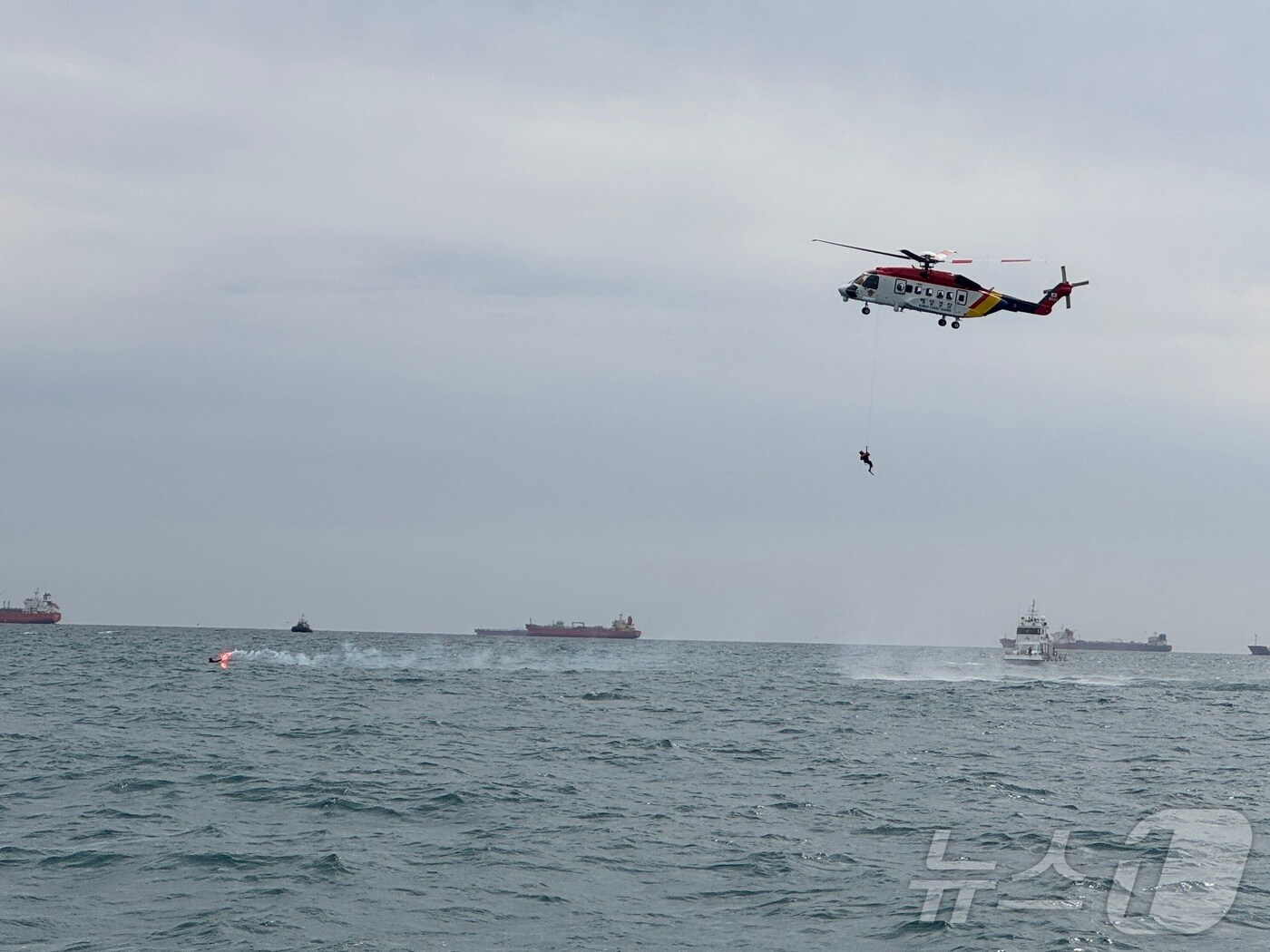 남해지방해양경찰청이 13일 오후 울산 방어진 동방 외해에서 연락두절 및 행방불명된 원거리 조업선 발생 상황을 가정해, 관계 기관 합동 수난대비기본훈련을 실시했다고 밝혔다.(울산해경 제공. 재판매 및 DB 금지) /뉴스1