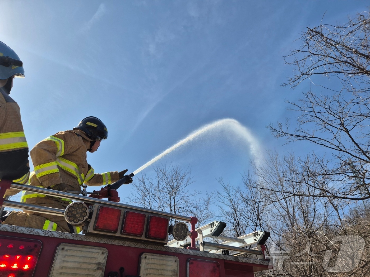 강원도소방본부가 13일 동해시 옛 한중대학교 부지에서 실시한 동해안 대형 산림화재 대비·대응 동원훈련에서 소방대가 방수작업을 하고 있다. 2025.3.13/뉴스1 ⓒ News1 윤왕근 기자
