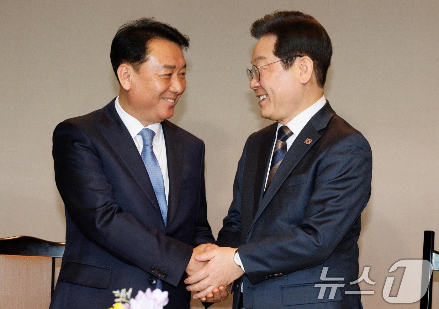이재명 더불어민주당 대표가 13일 오후 서울 여의도의 한 식당에서 이광재 전 국회 사무총장과 회동하고 있다. (공동취재) 2025.3.13/뉴스1 ⓒ News1 이재명 기자