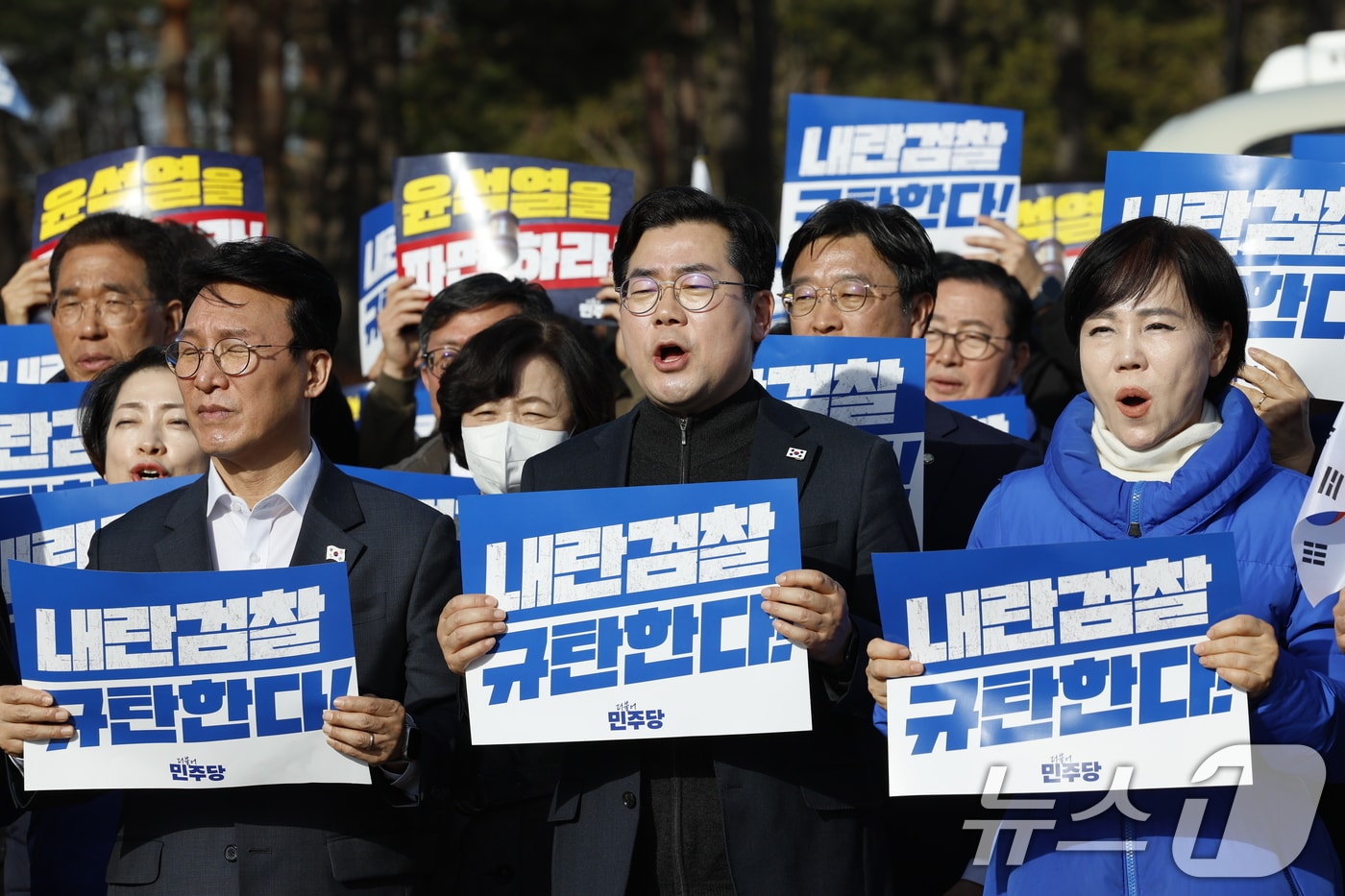 박찬대 더불어민주당 원내대표를 비롯한 의원들이 13일 오후 서울 여의도 국회에서 민주당 의원들과 내란 수괴 윤석열 파면 촉구를 외치며 광화문으로 도보행진을 하고 있다. 2025.3.13/뉴스1 ⓒ News1 안은나 기자