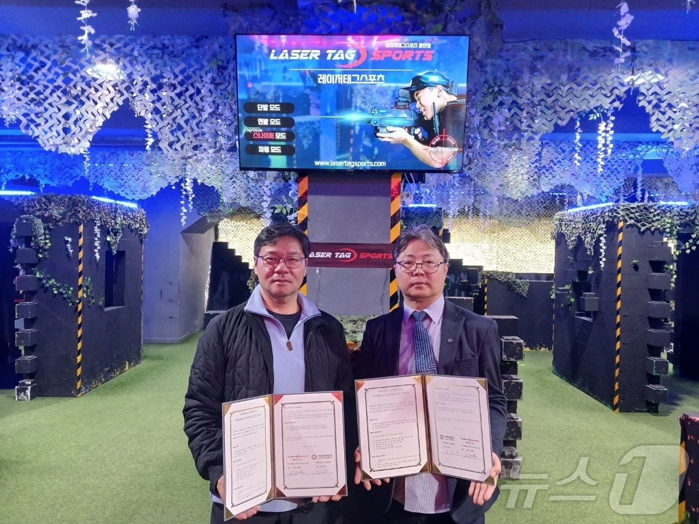 오른쪽이 김일진 대덕대 산학협력단장. (대덕대 제공.재판매 및 DB금지)/뉴스1