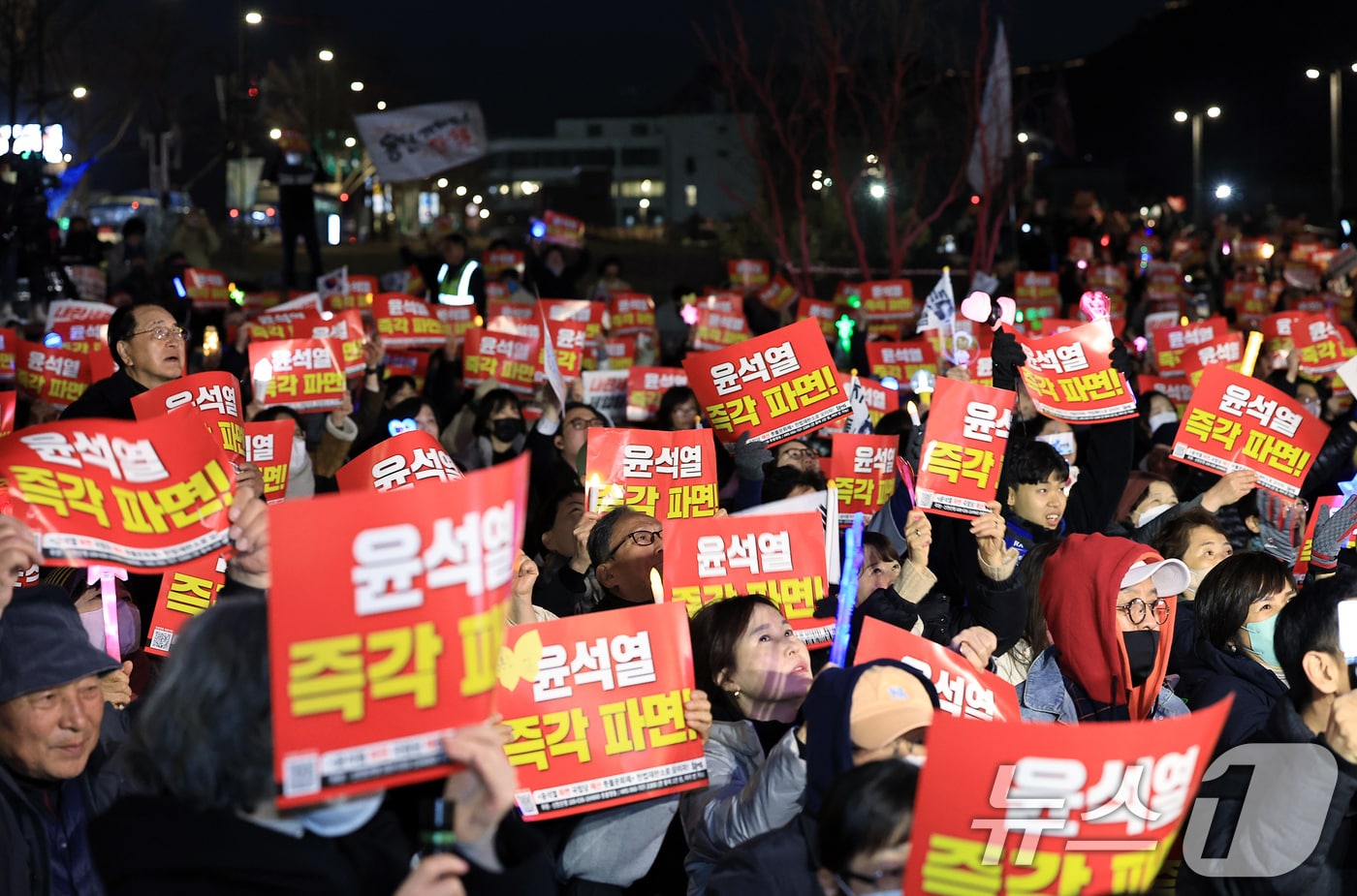 지난 13일 서울 종로구 열린송현녹지광장 앞에서 촛불행동 주최로 열린 윤석열 대통령 즉각 파면 촉구 촛불문화제에서 참가자들이 구호를 외치고 있다. 2025.3.13/뉴스1 ⓒ News1 박정호 기자