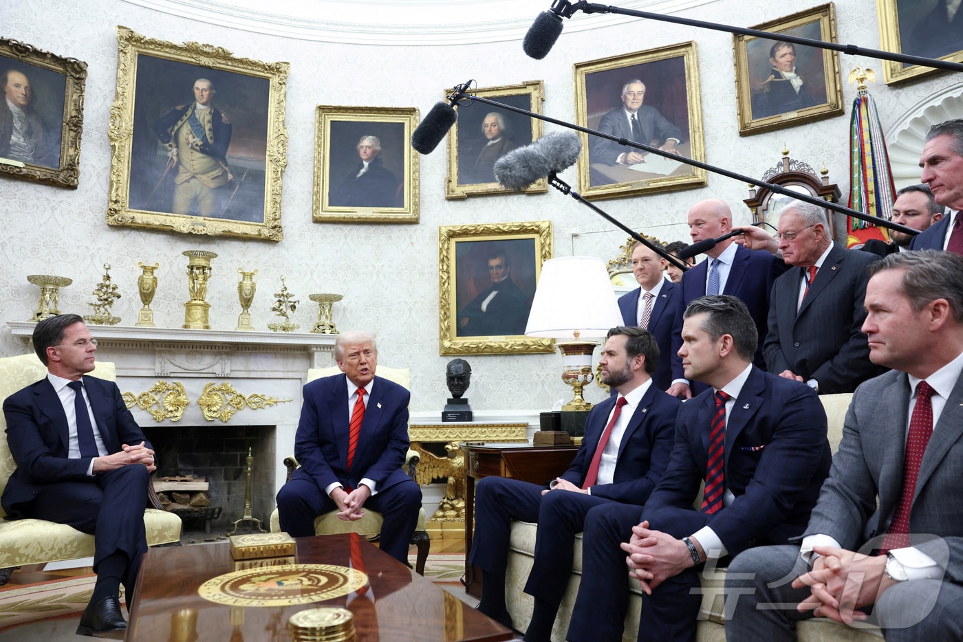 도널드 트럼프 미국 대통령&#40;왼쪽에서 두 번째&#41;이 마르크 뤼터 북대서양조약기구&#40;나토&#41; 사무총장과 13일&#40;현지시간&#41; 백악관 집무실에서 회담하고 있다. 2025.3.13 ⓒ 로이터=뉴스1 ⓒ News1 강민경 기자