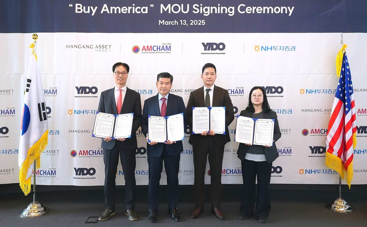 최정훈 이도 대표이사(오른쪽 두번째)와 제임스 김 주한미국상공회의소(암참)·윤혜영 NH투자증권 인프라투자 본부장·손진 한강에셋자산운용 인프라부문 대표 등이 ‘미국 인프라 분야 투자 및 운영 정착 지원을 위한 양해각서(MOU)’ 체결 후 기념사진을 찍고 있다. /이도 제공