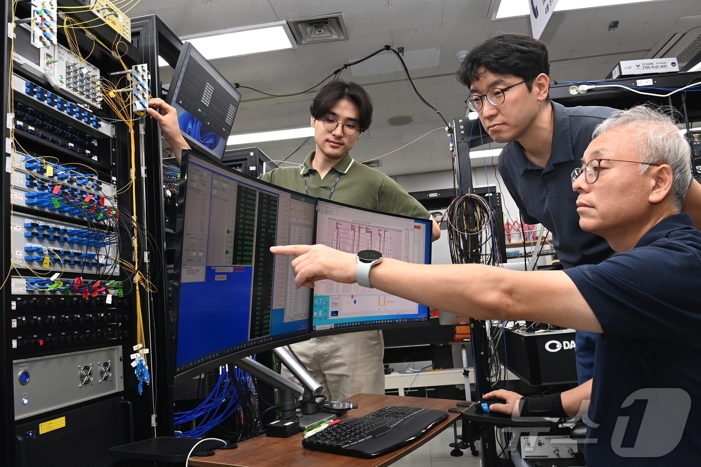  전자통신연 연구진이 양자컴퓨팅 8광자 큐비트 칩 개발 관련 시연을 하고 있다. &#40;전자통신연 제공. 재판매 및 DB금지&#41;