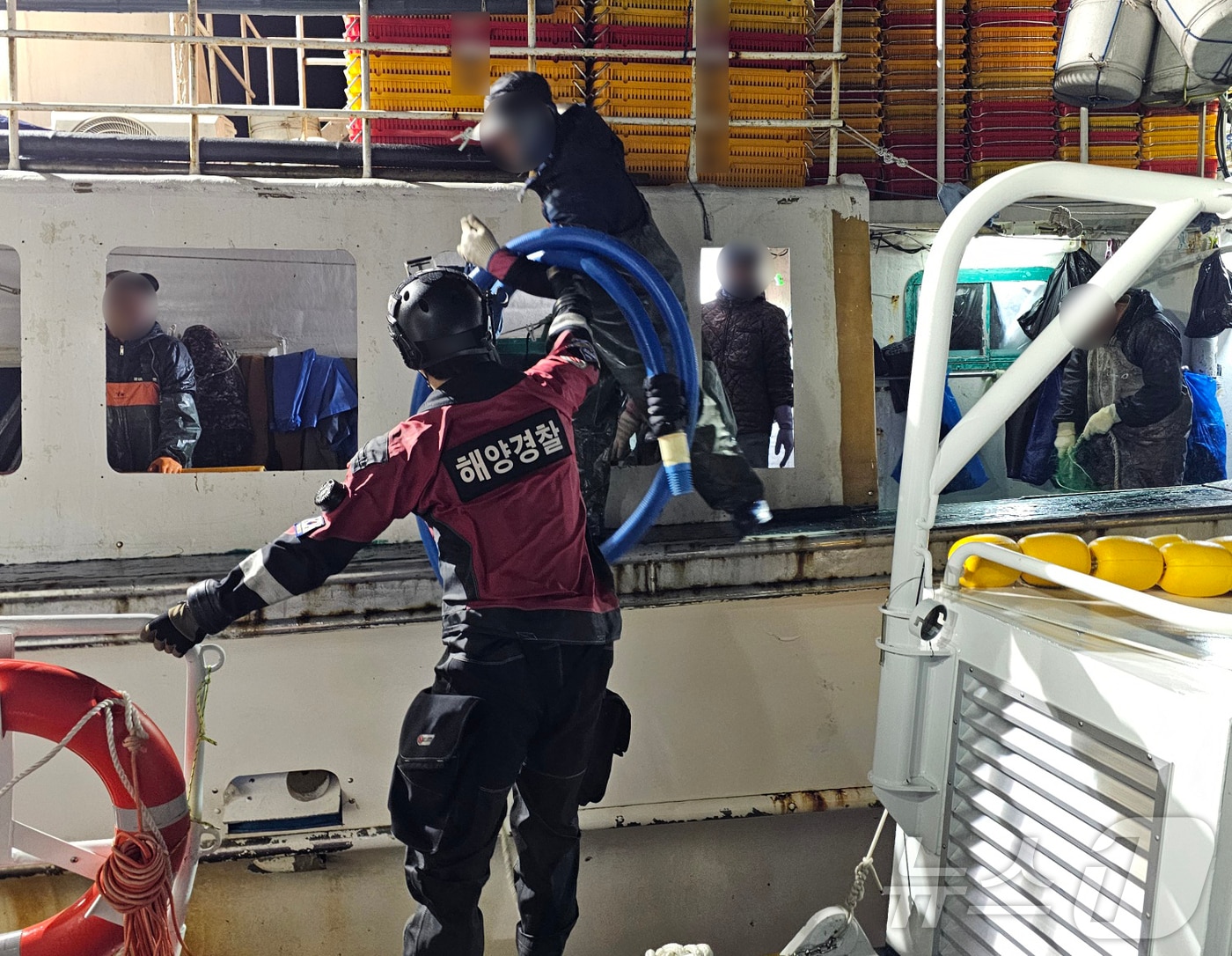 목포해경이 13일 진도군 맹골도 인근 해상에서 침수되는 선박에 탑승하고 있다.(목포해경 제공. 재판매 및 DB 금지)