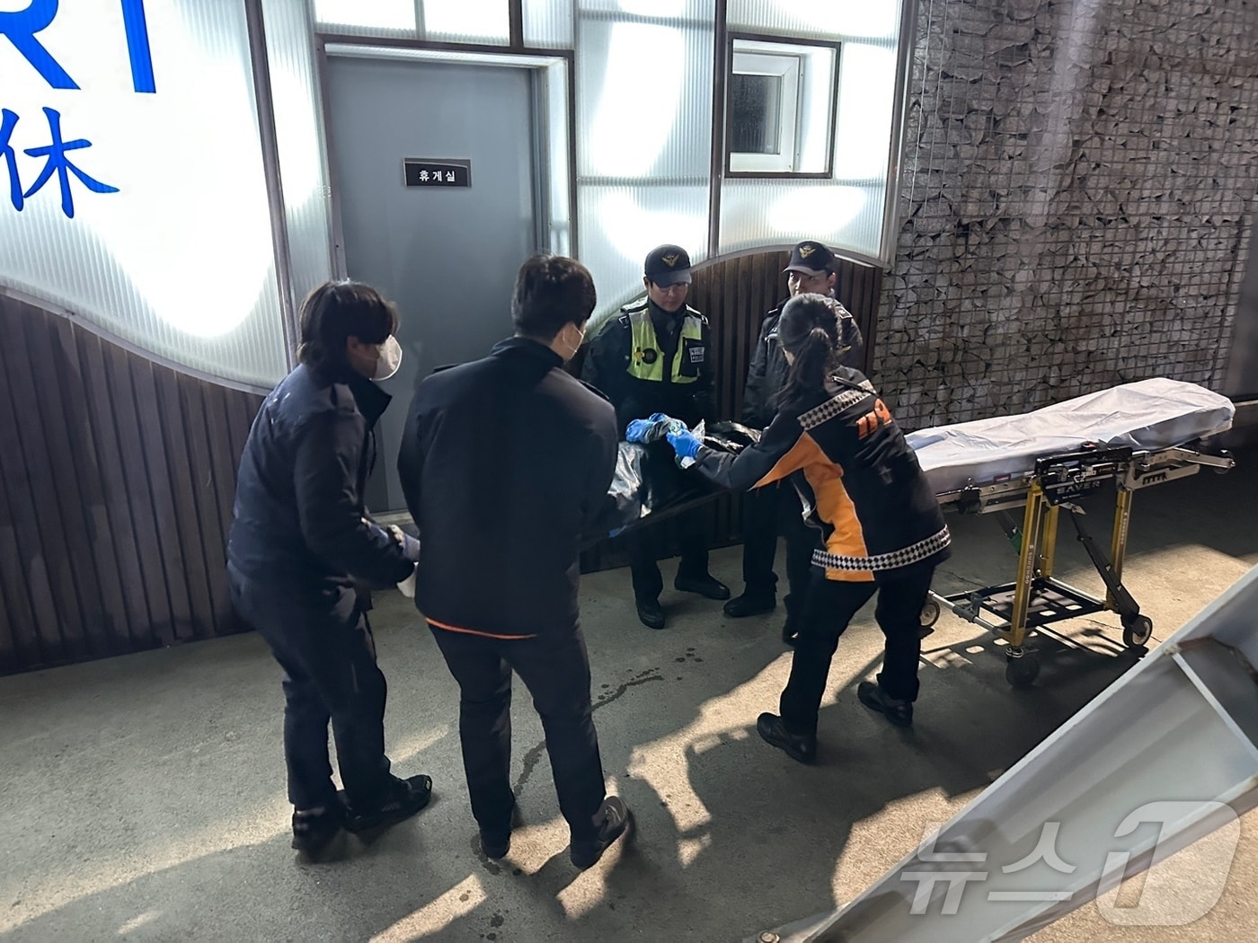 13일 오전 부산 오륙도 해상에서 60대 선원 A 씨가 바다로 추락해 숨진 가운데 해경이 A 씨를 이송하고 있다.(부산해경 제공. 재판매 및 DB 금지)