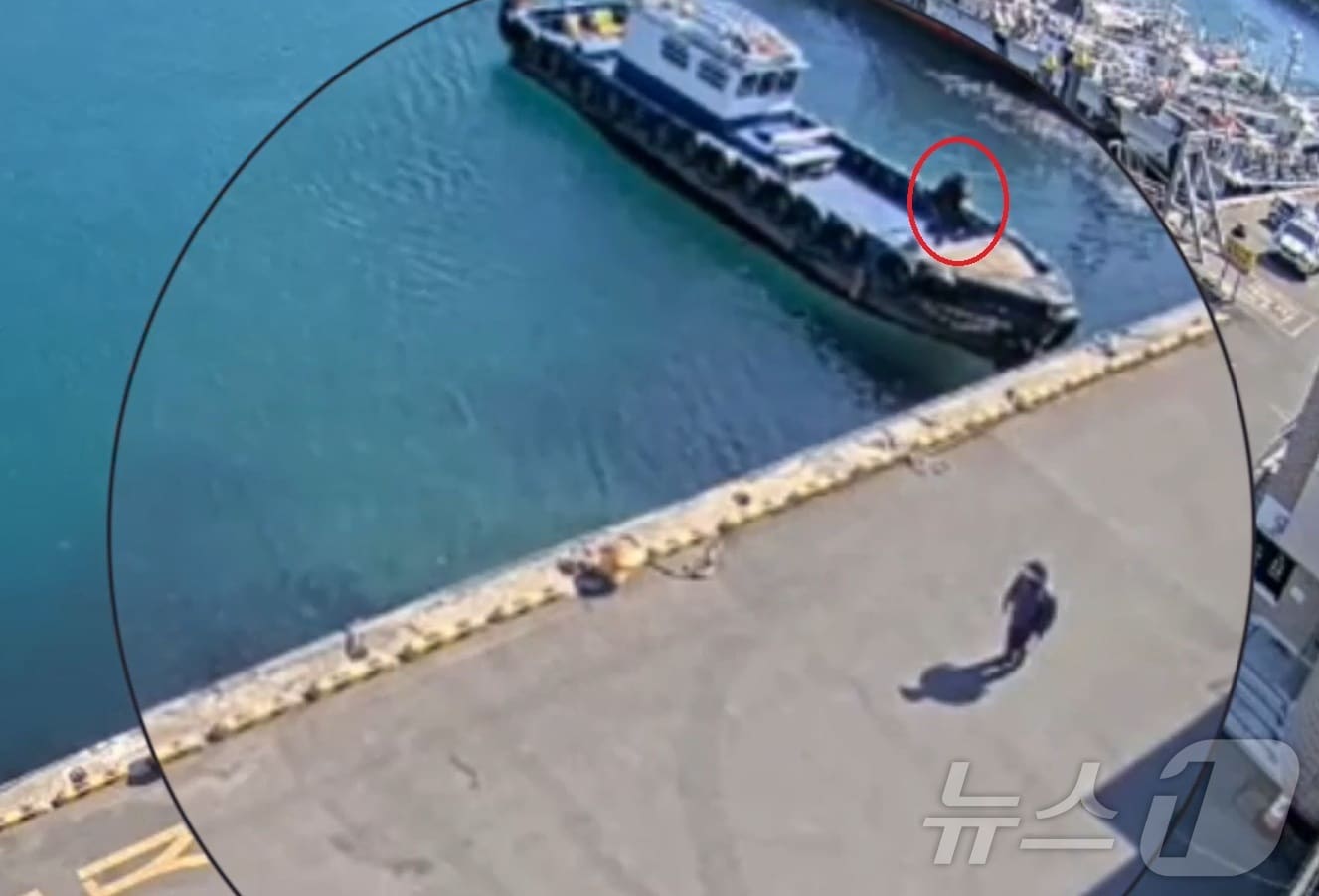 A 씨가 서구 남항에 계류된 선박에 침입해 금품 등을 훔쳐 달아나고 있다.(부산해경 제공. 재판매 및 DB 금지)