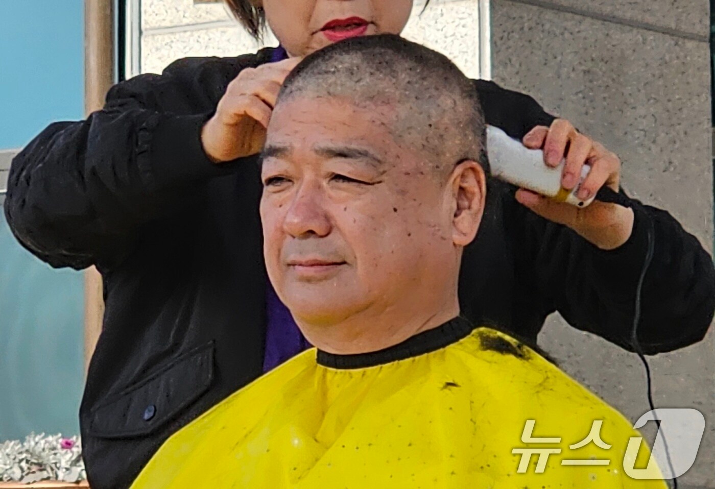 나영민 경북 김천시의장이 14일 오전 김천시청 앞에서 '윤석역 대통령 탄핵 반대'를 촉구하며 삭발을 하고 있다. 2025.3.14/뉴스1 ⓒ News1 정우용 기자