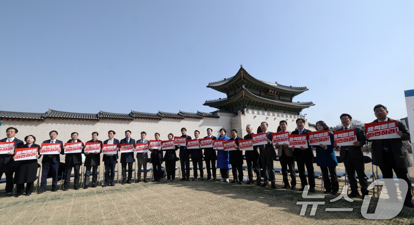 박찬대 더불어민주당 원내대표와 최고위원들이 14일 서울 광화문 앞에서 열린 현장 최고위원회의에서 피켓을 들고 윤석열 대통령 파면을 촉구하고 있다. 2025.3.14/뉴스1 ⓒ News1 박세연 기자