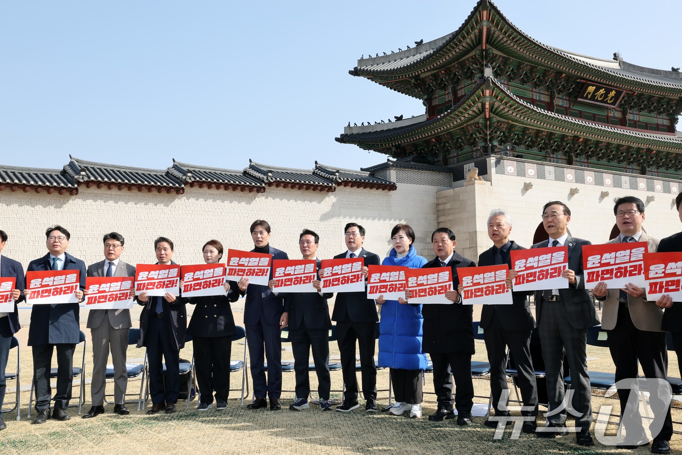 박찬대 더불어민주당 원내대표와 최고위원들이 14일 서울 광화문 앞에서 열린 현장 최고위원회의에서 피켓을 들고 윤석열 대통령 파면을 촉구하고 있다. 2025.3.14/뉴스1 ⓒ News1 박세연 기자