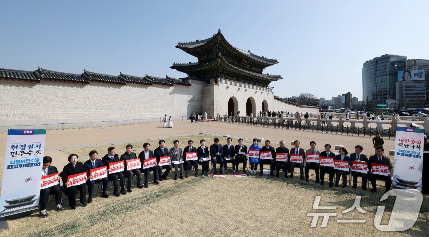 박찬대 더불어민주당 원내대표가 14일 서울 광화문 앞에서 열린 현장 최고위원회의에서 모두발언을 하고 있다. 2025.3.14/뉴스1 ⓒ News1 박세연 기자