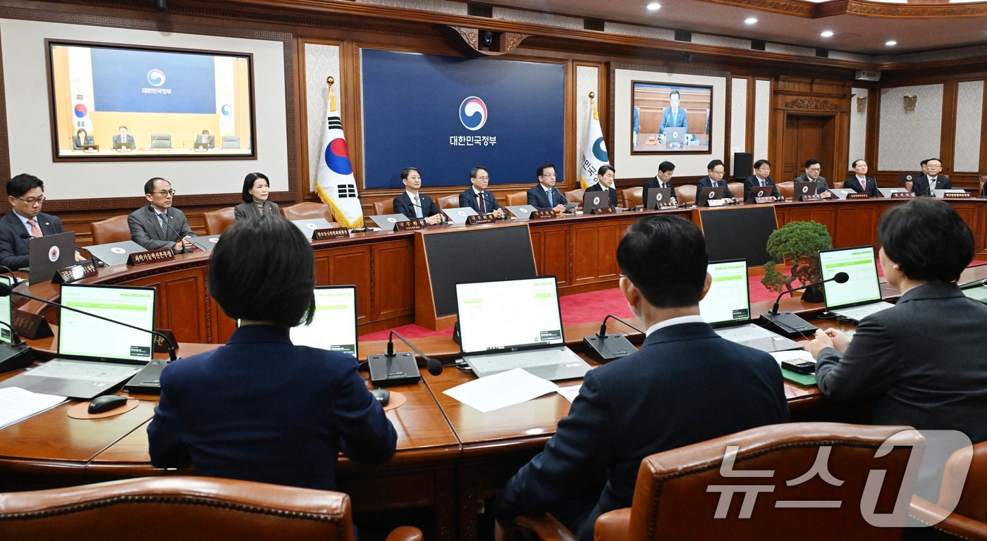 최상목 대통령 권한대행 부총리 겸 기획재정부 장관이 14일 서울 종로구 정부서울청사에서 열린 '제11회 국무회의'를 주재하고 있다. (기획재정부 제공. 재판매 및 DB 금지) 2025.3.14/뉴스1